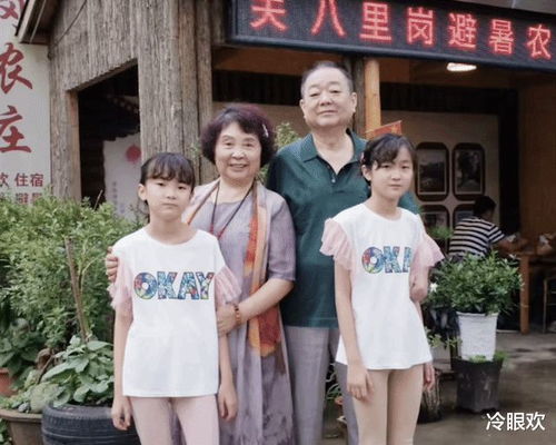 72岁盛海琳12岁的双胞胎女儿最近的情况,已经从丧父的阴影中走出来,和干妈一起去北京玩了