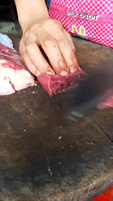 会跳动的猪肉,难道是肉生蛆了 摊主太黑心了 