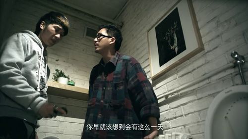 男子给别人打电话,电话被挂掉,男子急晕了 