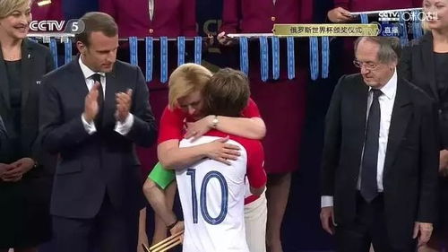 太感人 克罗地亚女总统强忍泪水 给世界杯MVP擦眼泪 