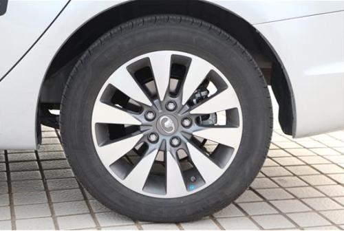 轿车轮胎螺丝的扭矩是多少公斤 