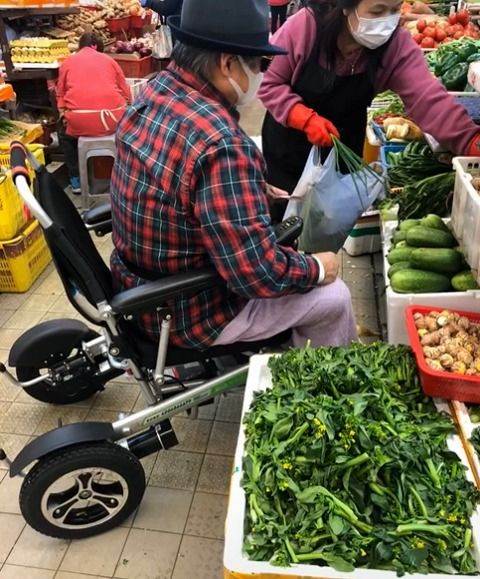 单独买菜好自由 洪金宝坐轮椅自己逛超市,指挥菜场阿姨挑菜