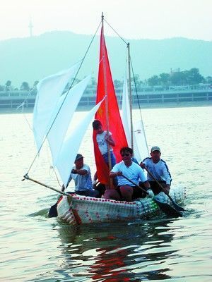 5人用1449矿泉水瓶造船江中划行50公里