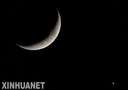 6月18日晚,埃及首都开罗夜空出现金星(右下)和月亮相会的“金星合月”奇观。