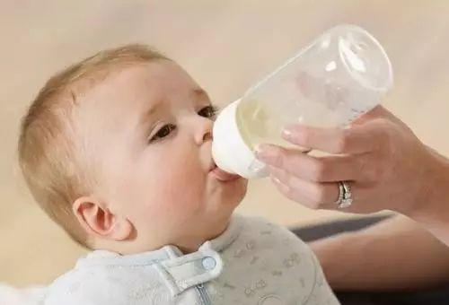 母乳宝宝不吃奶嘴 抗拒奶瓶怎么办