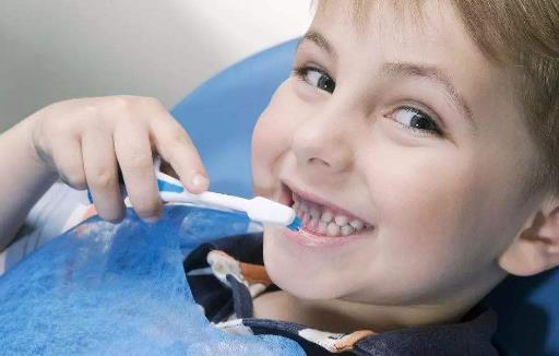 儿童牙刷不白怎么弄好看，孩子的牙黄黄的刷不白怎么办(儿童牙刷不干净怎么办)
