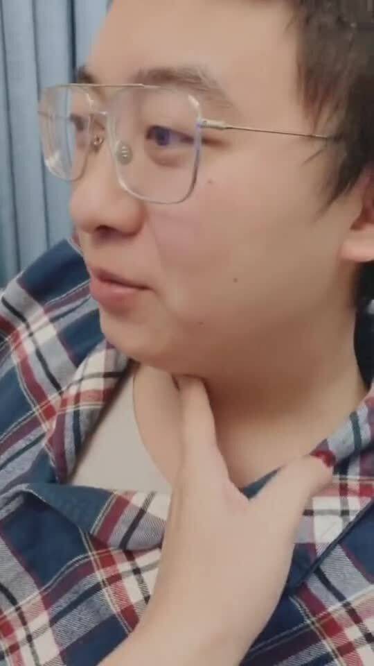 第一次摸男生的喉结,这感觉怎么和摸小狗差不多啊 