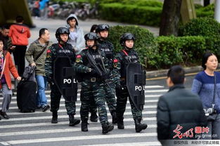 深圳武警装甲车全副武装路面巡逻 组图 