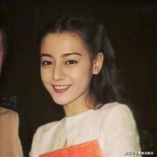 迪丽热巴果真是从小美到大,童年旧照奶萌十足,原装脸蛋令人羡慕