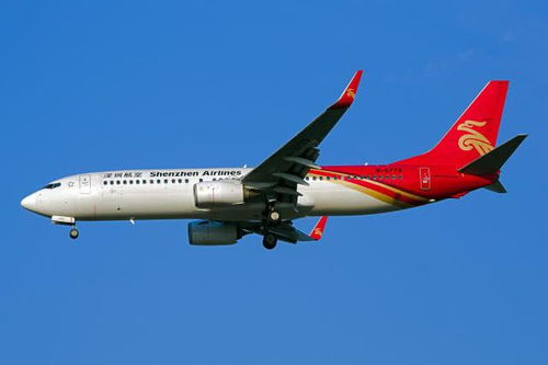 突发 深圳航空一架737客机在呼和浩特机场降落时滑出跑道