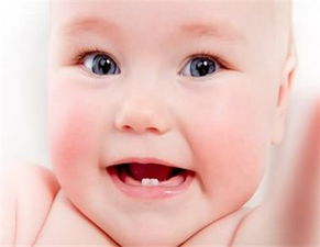 婴儿长牙图片初期白点(婴儿长牙有什么症状)