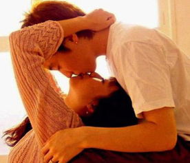 急求男生坐着抱着女生接吻的图片 