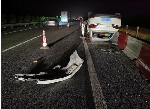 三女子高速路上出事故 一人躺路上,两人一旁有说有笑