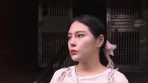 发现丈夫与多名女性关系亲密,美艳妻子当众 每个人都喊宝贝