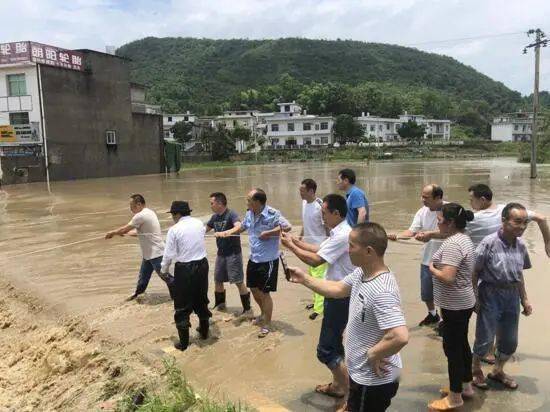 点赞 萍乡一人骑车被洪水冲走,干部勇救落水村民