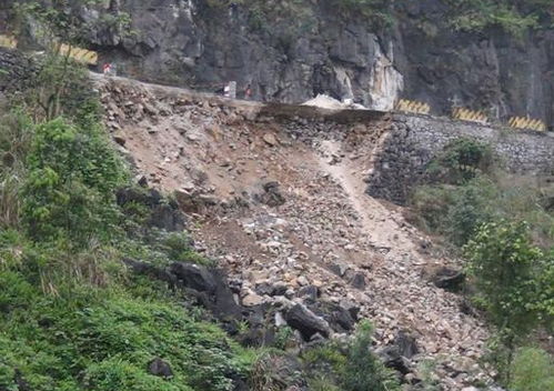 山体滑坡致越野车冲破栏杆,车上人员反应迅速