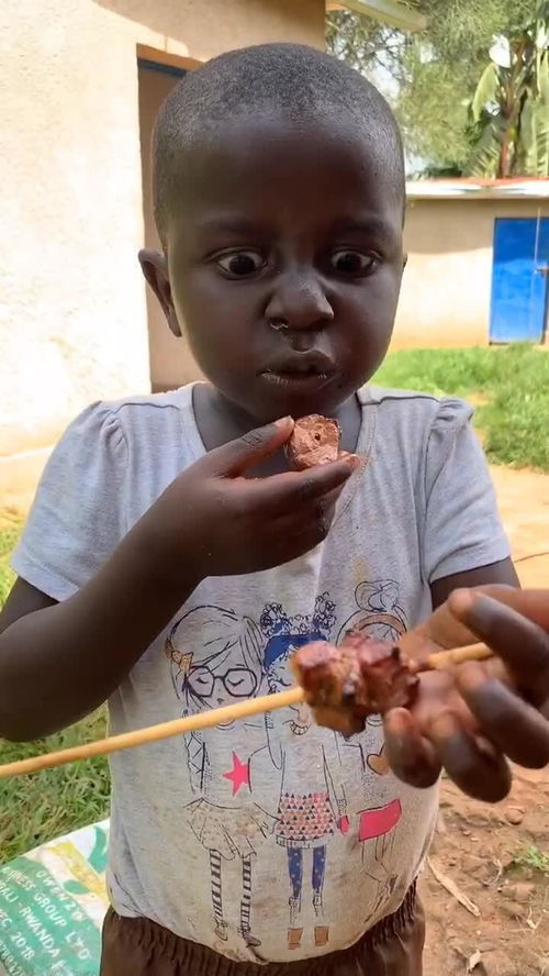 非洲小朋友吃肉串 看的我都饿了 