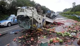 宣城境内发生车祸,大车 冲 向民房 现场一位男子的行为真让人...