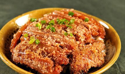 粉蒸肉是哪里的名菜,江阴名菜“荷叶粉蒸肉”——童年美食（148）