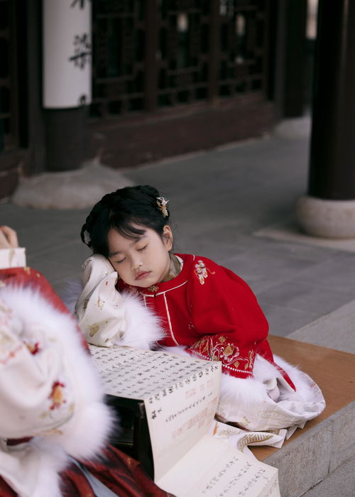 包文婧带7岁女儿饺子拍新年照,母女俩互动超有爱,却被门牙抢镜