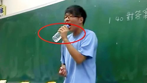 同学上课睡觉被罚唱歌,用水瓶唱出百万音效 