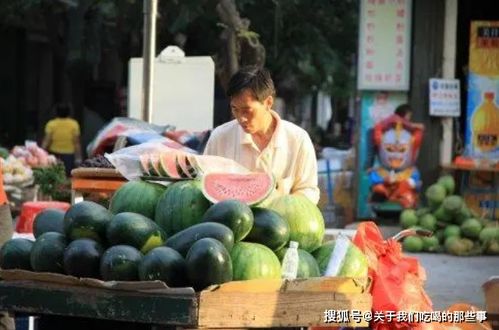 在超市或水果店,为何西瓜要切两半卖 老板说出4点,原来有门道