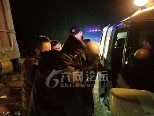 老人夜间骑车,一头撞上工程车