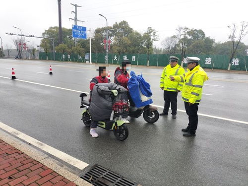 电动车加装遮阳伞 挡风被的危害你都知道吗