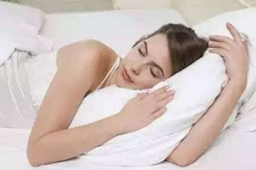 多数女性睡觉时,喜欢夹着被子,知道原因后涨知识了