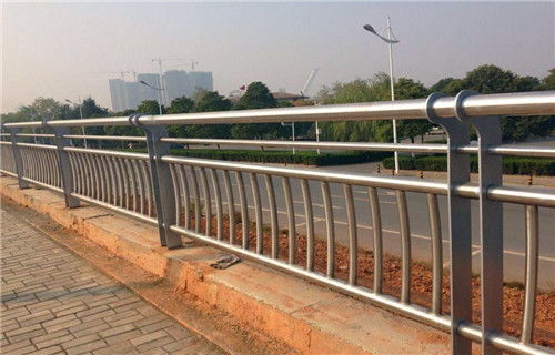 新沂不锈钢道路护栏长期销售,道路桥梁防撞护栏常用规格 