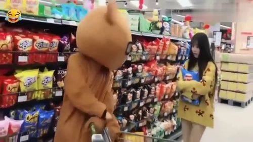 网红熊在逛超市,不料被美女恶搞,剧情却瞬间反转 