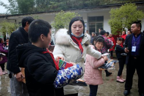 女设计师放弃城市工作,备考一年当了乡村教师