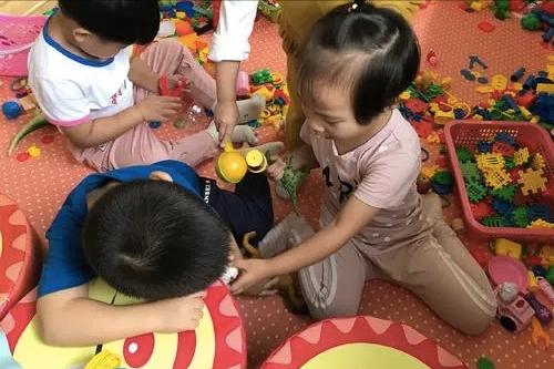 孩子在幼儿园总抢别人的玩具,怎么说都不改 最好的教育在第一次