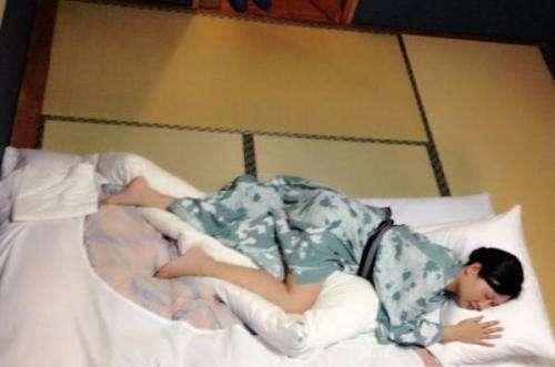 为何日本女孩对睡地板情有独钟,就是不愿睡床上 原来真相是这样