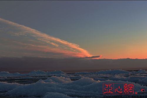 乌伦古湖 风积冰山 奇景引来开春首个旅游高峰