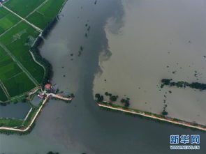 湖北黄梅县考田河堤出现溃口数千人紧急转移 凤凰资讯 