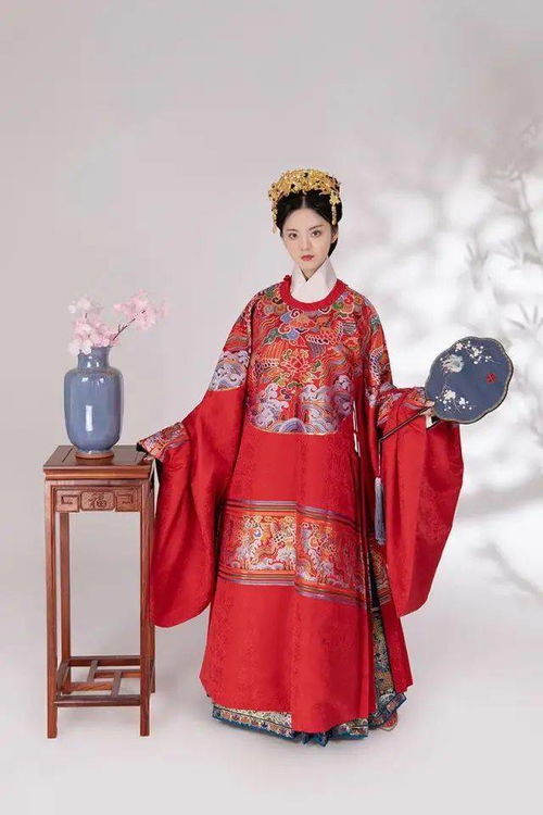 中国人的嫁衣,不该只有西方的婚纱,更应该是传统的凤冠霞帔