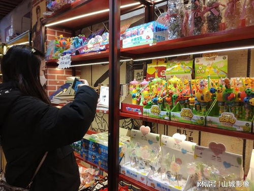重庆 怀旧主题零食店吸引市民打卡,瞬间穿越回童年时光