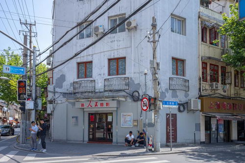 这家80年上海国营老店面临第三次搬迁,我们给员工拍了一张全家福