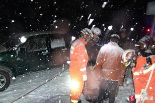 康定男子雪夜踏空坠下40米山崖 被消防救上来时已冻得发抖