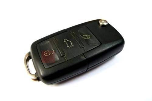 cs75汽车遥控钥匙电池怎么换 