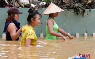 越南遭台风袭击 历史名城水深齐腰民众出行困难 