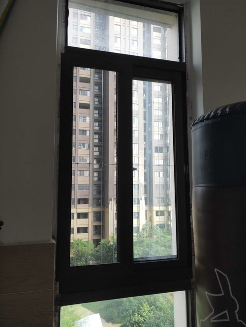 电梯房防护窗怎样做(电梯楼高层窗户安装哪种防护网)