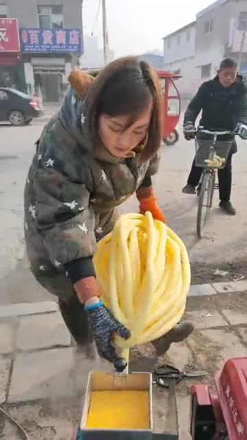 不想给老公增加负担,自己摆摊卖爆米花 