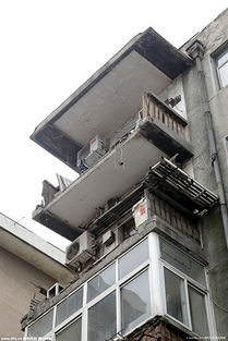 郑州 80后 居民楼两阳台坠落 钢筋院墙砸变形