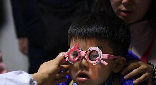 从小 戴眼镜 的孩子,长大后对颜值的影响有多大 父母要先知道