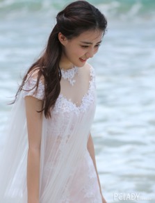 徐璐身着兰玉高定系列婚纱 摩羯座 漫步海滩,清新迷人笑靥如花