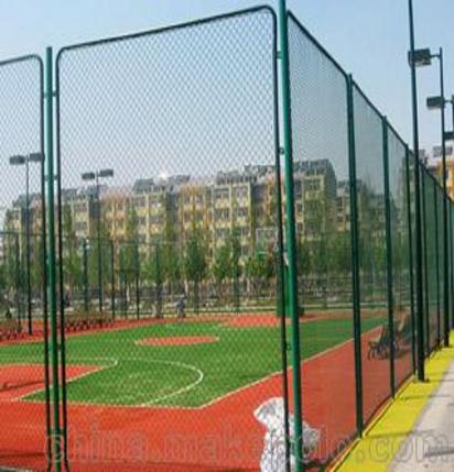 加工定制标准篮球场围栏网 铅球场防护铁丝网 包塑篮球场勾花网