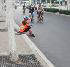 郑州街头 为高温下户外工作者送清凉 