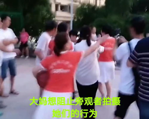 湖南广场舞大妈抢占篮球场,与少年起冲突,发现被拍后掩面就跑